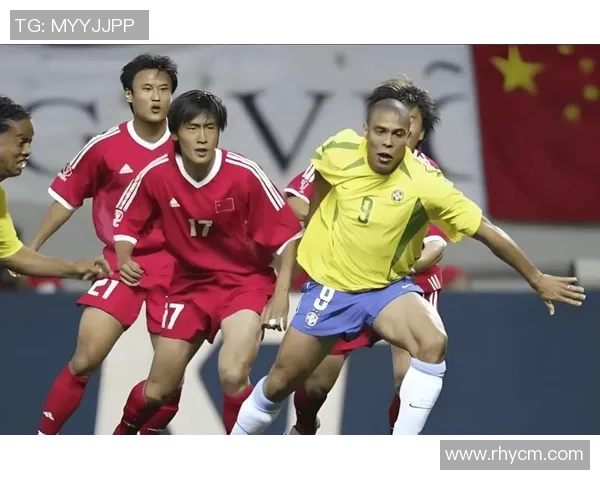 足球明星与奖杯的荣耀瞬间定格在镜头里展现无尽辉煌与梦想追逐的旅程 足球明星与奖杯的荣耀瞬间定格在镜头里展现无尽辉煌与梦想追逐的旅程