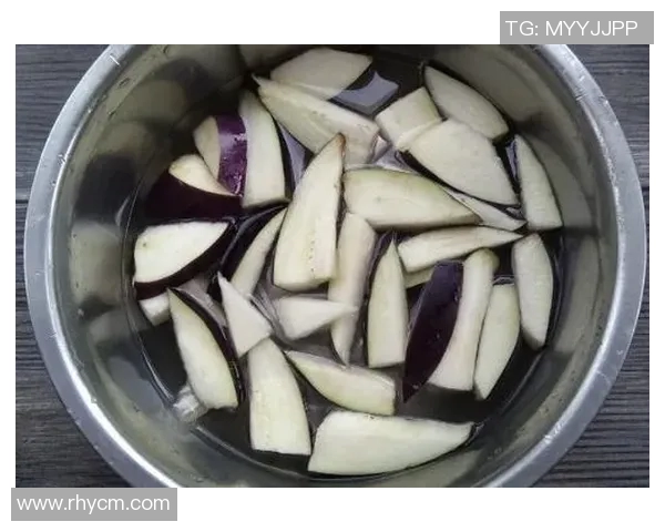 足球明星们的厨房秀:精彩炒菜瞬间大集合,尽显厨艺风采与球场魅力 足球明星们的厨房秀:精彩炒菜瞬间大集合,尽显厨艺风采与球场魅力